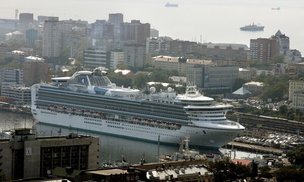 Один из крупнейших круизных лайнеров в мире Diamond Princess во Владивостоке