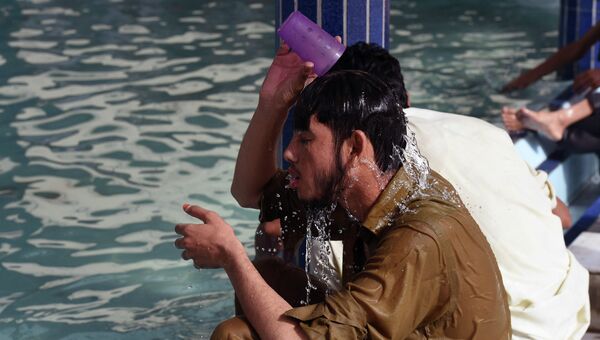 Люди страдают от аномальной жары в Пакистане. Архивное фото