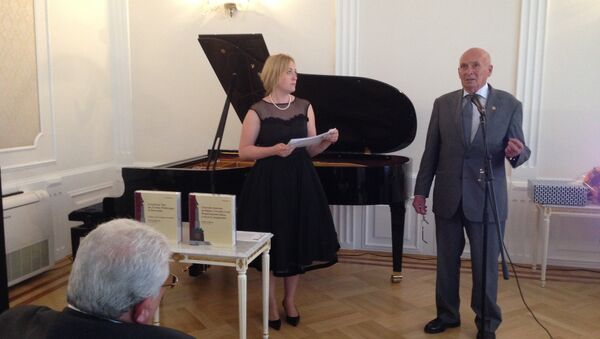 Петер Сиксль и его помощница Александра Кольб на презентации книги памяти в Посольстве РФ
