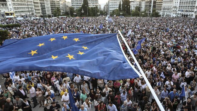Флаг Евросоюза над площадью перед зданием парламента в Греции во время Евросаммита по греческому долгу в Брюсселе. 22 июня 2015