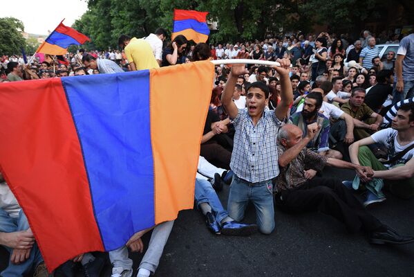 Протестующие в столице Армении против подорожания электроэнергии. Ереван, 22 июня 2015