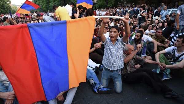 Протестующие в столице Армении против подорожания электроэнергии. Ереван, 22 июня 2015