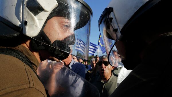 Протесты на площади перед зданием парламента в Греции во время Евросаммита по греческому долгу в Брюсселе. 22 июня 2015