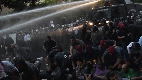 Протестующие в столице Армении против подорожания электроэнергии. Ереван, 23 июня 2015. Архивное фото