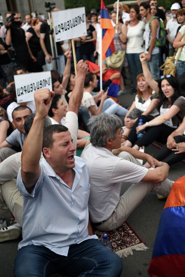 Протестующие в столице Армении против подорожания электроэнергии. Ереван, 23 июня 2015