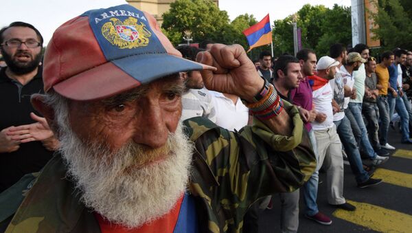Протестующие в столице Армении против подорожания электроэнергии. Ереван, 23 июня 2015