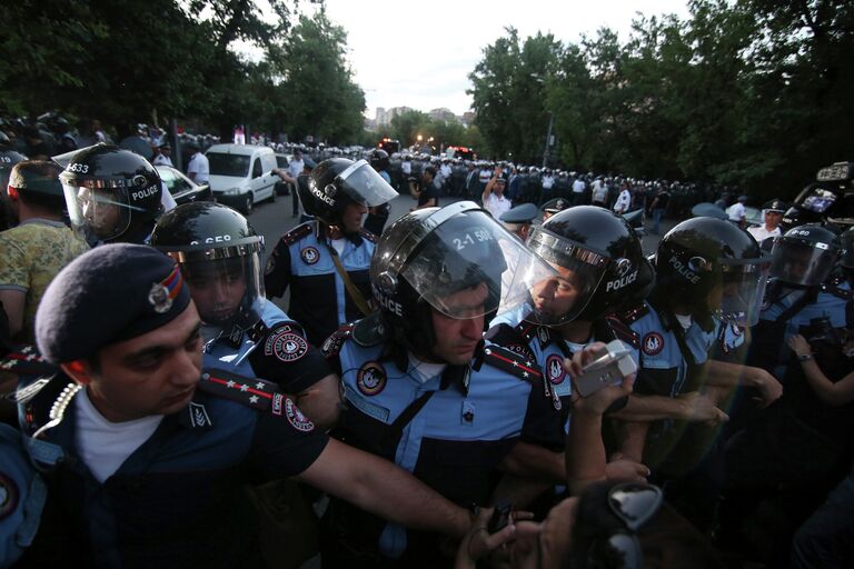 ОМОН блокирует протестующих в Ереване