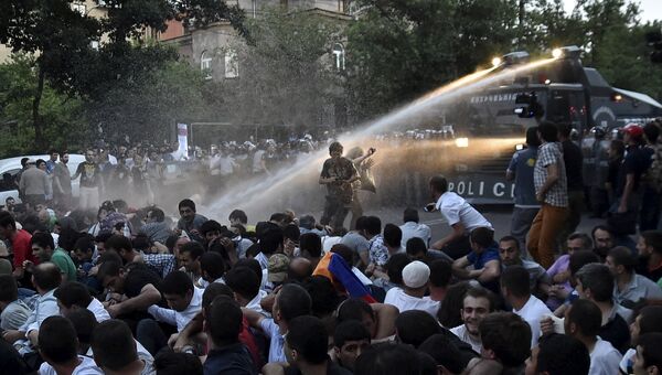 Разгон протестующих в Ереване