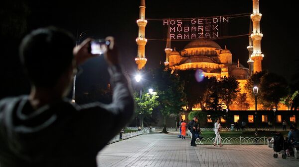 Мечеть Султанахмет или Голубая мечеть в Стамбуле, украшенная к Рамадану. Архивное фото