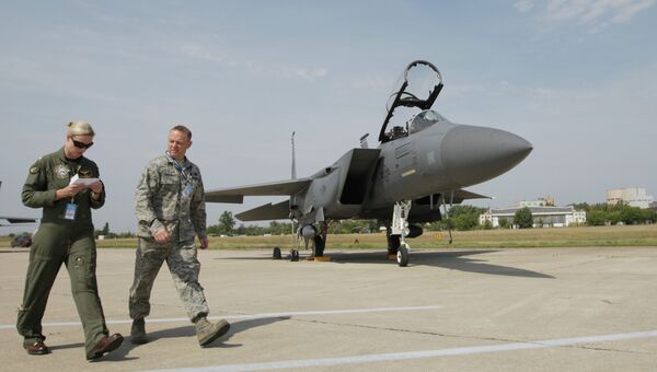 Служащие ВВС США проходят по территории аэродрома Жуковский. Архивное фото