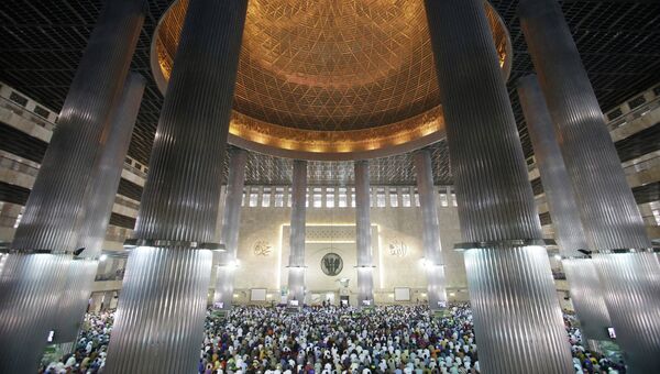 Молитва во время священного месяца Рамадан в мечети в Джакарте, Индонезия. Архивное фото