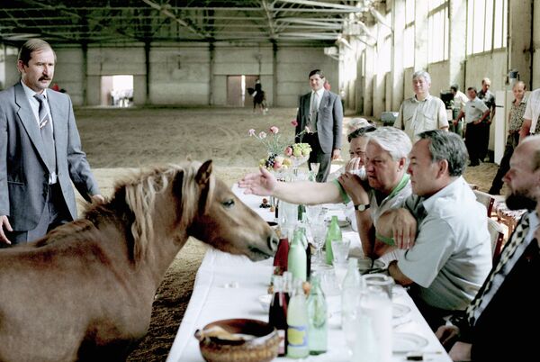 Борис Ельцин и Нурсултан Назарбаев во время посещения конного завода