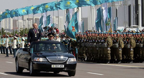 Посещение Нурсултаном Назарбаевым военного парада в День защитника Отечества
