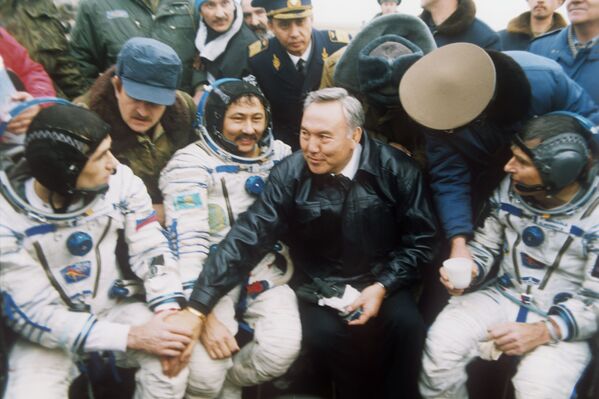 Нурсултан Назарбаев поздравляет космонавтов