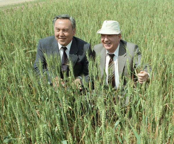 Нурсултан Назарбаев и Михаил Горбачев на целинной земле