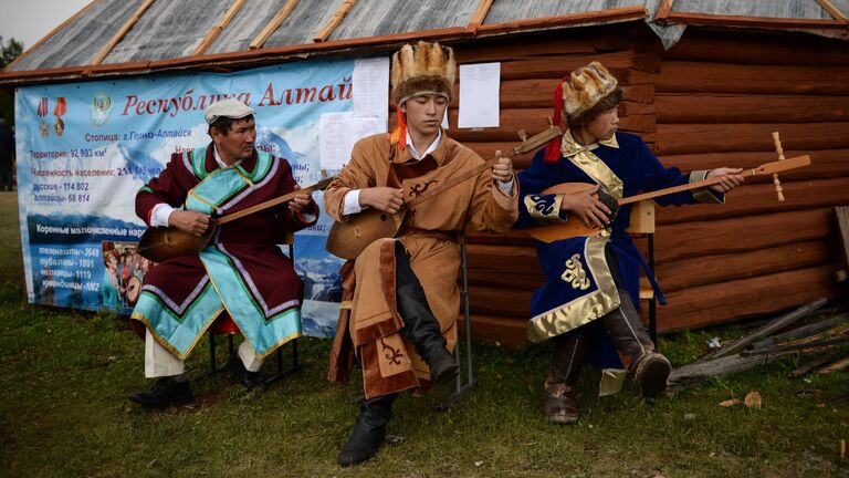 Артисты во время выступления в селе Улаган республики Алтай