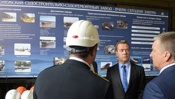 Председатель правительства России Дмитрий Медведев во время посещения Онежского судостроительно-судоремонтного завода в Петрозаводске