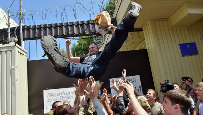 Дениса Полищука, подозреваемого в убийстве украинского журналиста Олеся Бузины, выносят из СИЗО на руках. 23 июня 2015