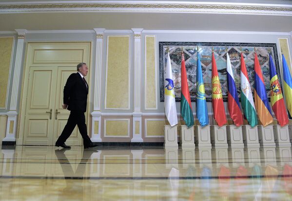 Президент Казахстана Нурсултан Назарбаев перед началом заседания совета ЕврАзЭС в Астане