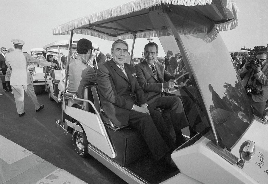 Президент США Ричард Никсон и председатель Президиума Верховного Совета СССР Леонид Брежнев на электрокаре в Калифорнии. 22 июня 1973