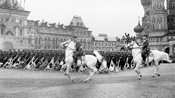 Маршал Советского Союза Георгий Жуков принимает парад на Красной площади в Москве. 24 июня 1945 года