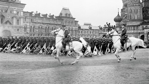 Маршал Советского Союза Георгий Жуков принимает парад на Красной площади в Москве. 24 июня 1945 года
