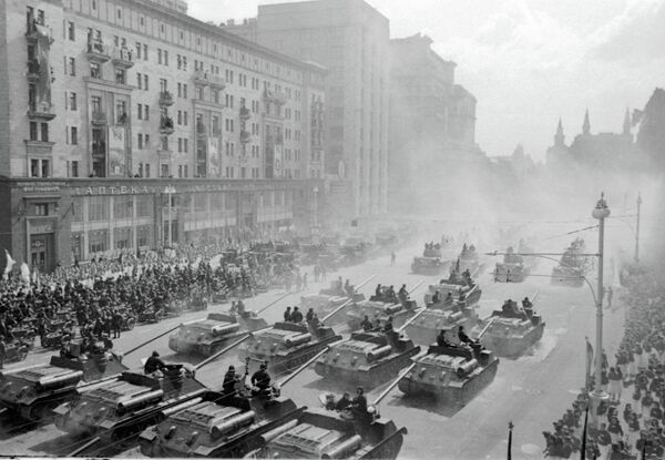 Самоходные артиллерийские установки движутся к Красной площади для участия в параде Победы