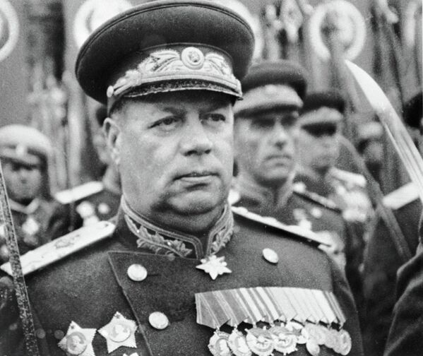 Маршал Советского Союза Федор Толбухин встречает Победу на параде в Москве