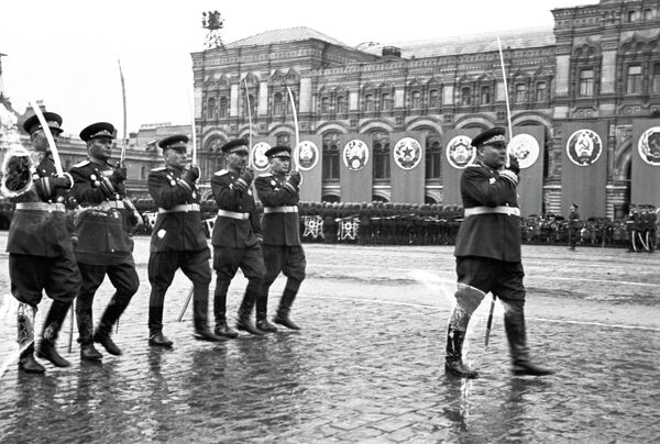Маршал Советского Союза Родион Малиновский и командующие армиями 2 Украинского фронта на Параде Победы 24 июня 1945 года на Красной площади