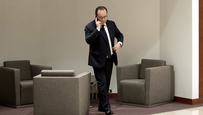 Президент Франции Франсуа Олланд говорит по телефону. 2015 год