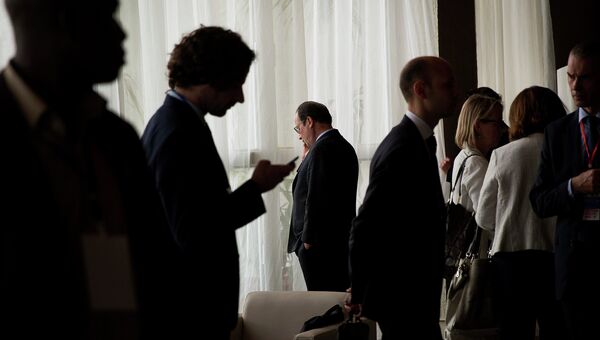 Президент Франции Франсуа Олланд говорит по телефону. Архивное фото
