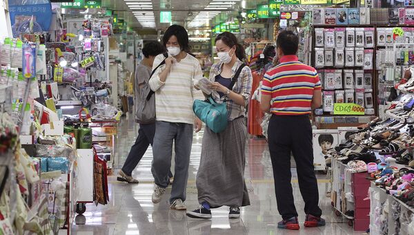 Люди в медицинских масках в Сеуле