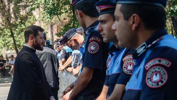 Священнослужитель и сотрудники правоохранительных органов в Ереване, архивное фото