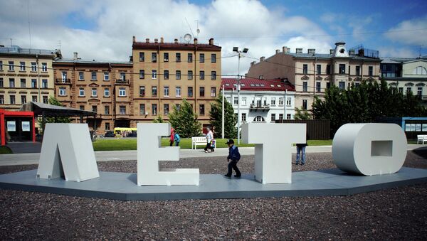 Мальчик играет на территории арт-площадки на острове Новая Голландия в Санкт-Петербурге
