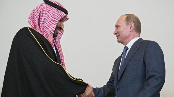 Президент России Владимир Путин (справа) и преемник Наследного принца, министр обороны Саудовской Аравии Мухаммед Бен Сальман. Архивное фото