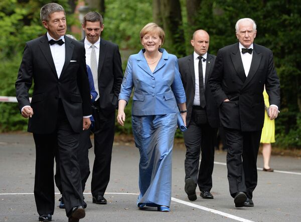 Канцлер Германии Ангела Меркель, ее муж Иоахим Зауэр, их сын Даниэль Зауэр и бывший мэр Гамбурга Клаус фон Донаньи