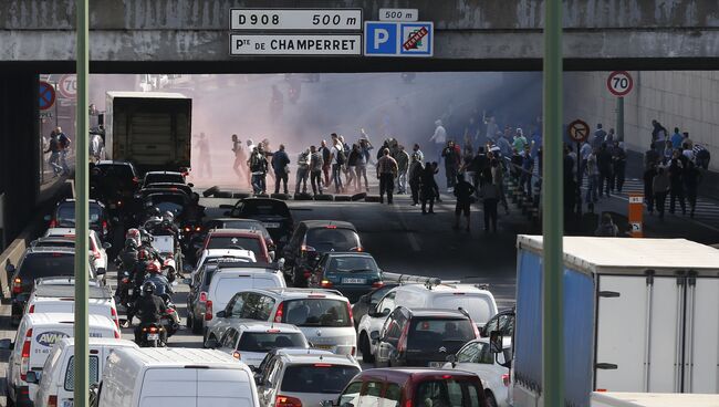 Забастовка таксистов против приложения Uber во Франции. Июнь 2015