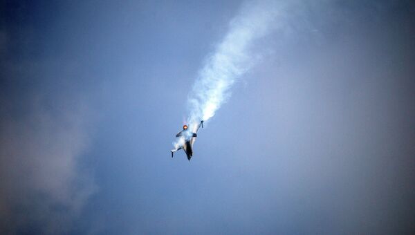 Истребитель F-16 в небе. Архивное фото