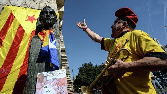 Участник митинга на площади Каталонии (Plaza Catalonia