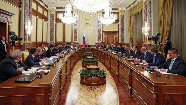 Председатель правительства РФ Дмитрий Медведев (в центре) проводит заседание кабинета министров РФ. Архивное фото