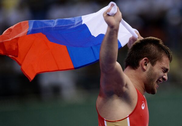Давит Чакветадзе (Россия) радуется победе на соревнованиях по греко-римской борьбе на I Европейских играх в Баку