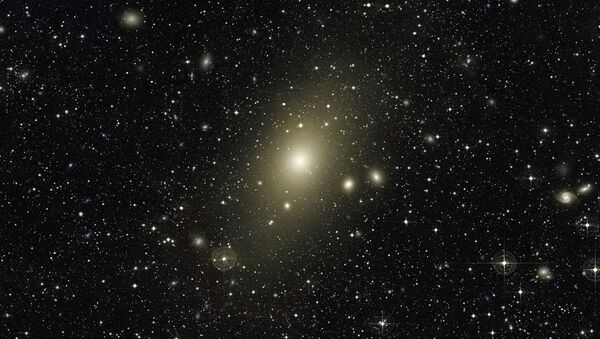Галактика М87 и ее обширные окраины. Избыток золота в правой части гало является последним следом съеденной спутницы М87