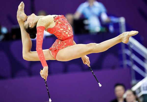 Элеонора Романова (Украина) выполняет упражнения с булавами на соревнованиях по художественной гимнастике на I Европейских играх в Баку