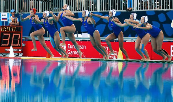 Игроки сборной России перед началом финального матча по водному поло среди женщин между сборными командами России и Испании на I Европейских играх