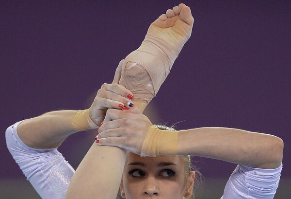 Виктория Комова (Россия) выполняет вольные упражнение во время командных соревнований по спортивной гимнастике среди женщин на I Европейских играх в Баку