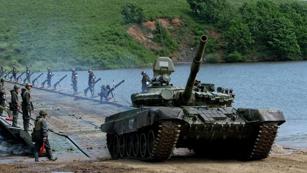 Танк Т-72 на учениях понтонно-переправочных подразделений 5-й общевойсковой армии. Архивное фото