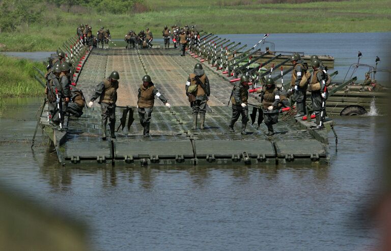 Военнослужащие понтонно-переправочных подразделений 5-й общевойсковой армии на учениях