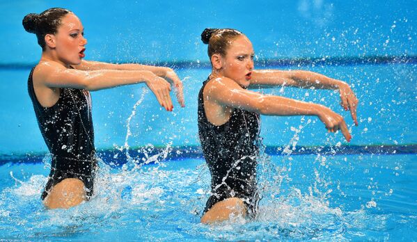 Дарья Кулагина и Валерия Филенкова (Россия) в технической программе дуэтов в синхронном плавании на I Европейских играх в Баку