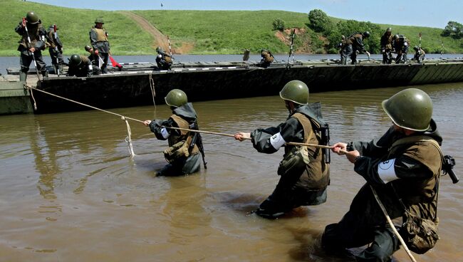 Военнослужащие на учениях. Архивное фото