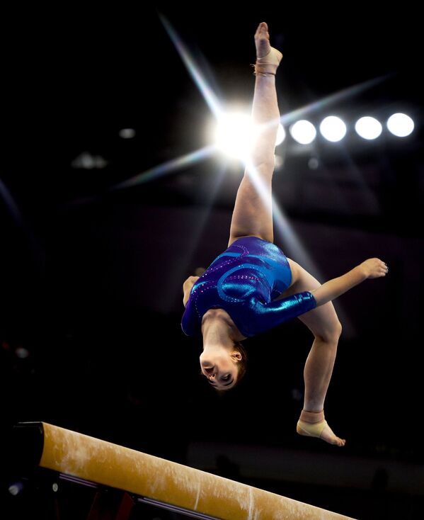 Алия Мустафина (Россия) выполняет упражнения на бревне на соревнованиях по спортивной гимнастике на I Европейских играх в Баку